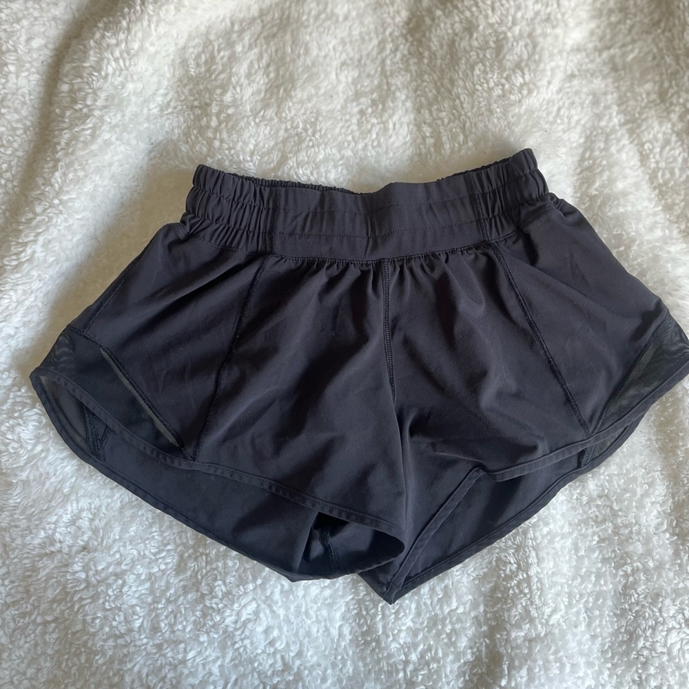 Lululemon Hotty Hot 2.5” Shorts - LINER CUT OUT. SIZE 2